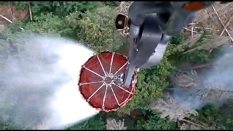 „Nasi w akcji.“ Polský hasič natočil z vrtulníku shoz vody z bambi vaku v Hřensku